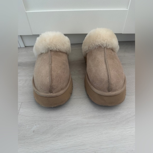 UGG Women's Cream and Tan Sheepskin Slippers on platform - Picture 4 of 9